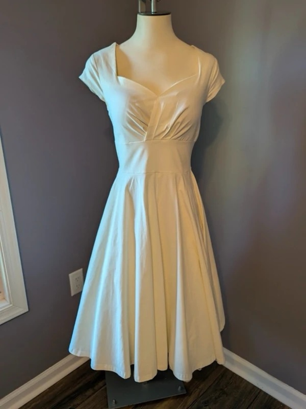 Elegant Ivory Fit-and-Flare Maxi Dress with Cap Sleeves